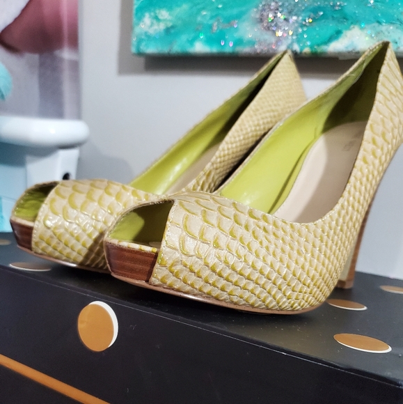 Nine West Peep Toe Reptile Heels - Picture 3 of 4